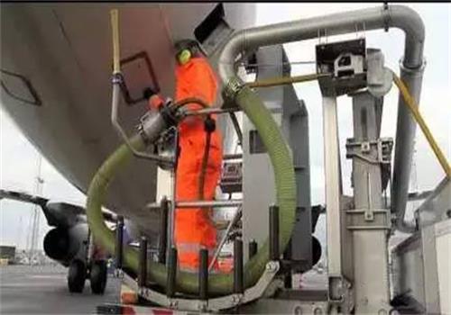 地勤人員處理飛機(jī)污水