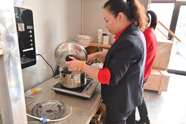 君浩環保張總為員工煮餃子 君浩環保張總為員工煮餃子