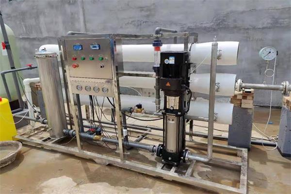 工業(yè)反滲透設(shè)備. 工業(yè)反滲透設(shè)備.
