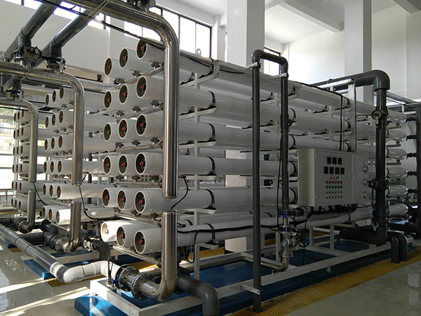 大型工業(yè)反滲透純水設(shè)備 大型工業(yè)反滲透純水設(shè)備