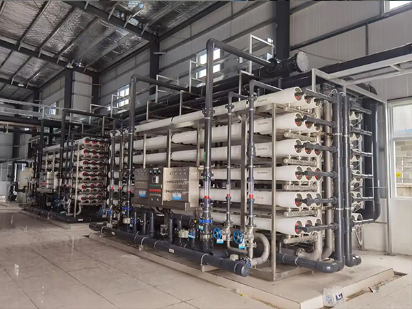 大型工業反滲透純水設備:工業用水凈化的核心力量 大型工業反滲透純水設備:工業用水凈化的核心力量